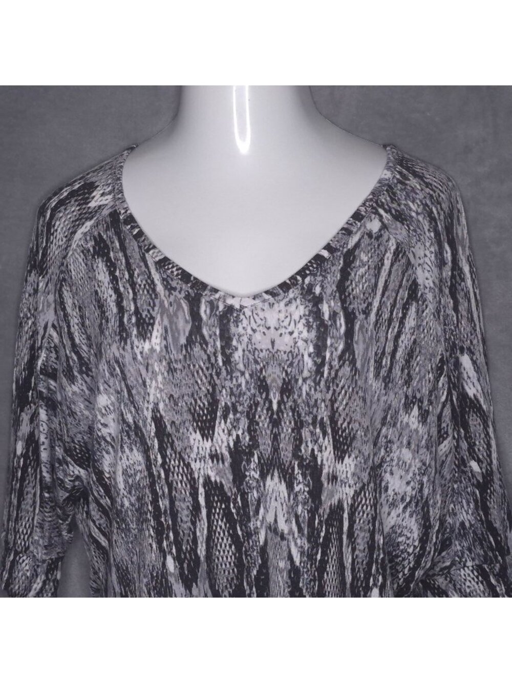 Apt. 9 Womens Black White Snakeskin Print V-Neck Top XL Short Sleeve 3/4 Sleeve